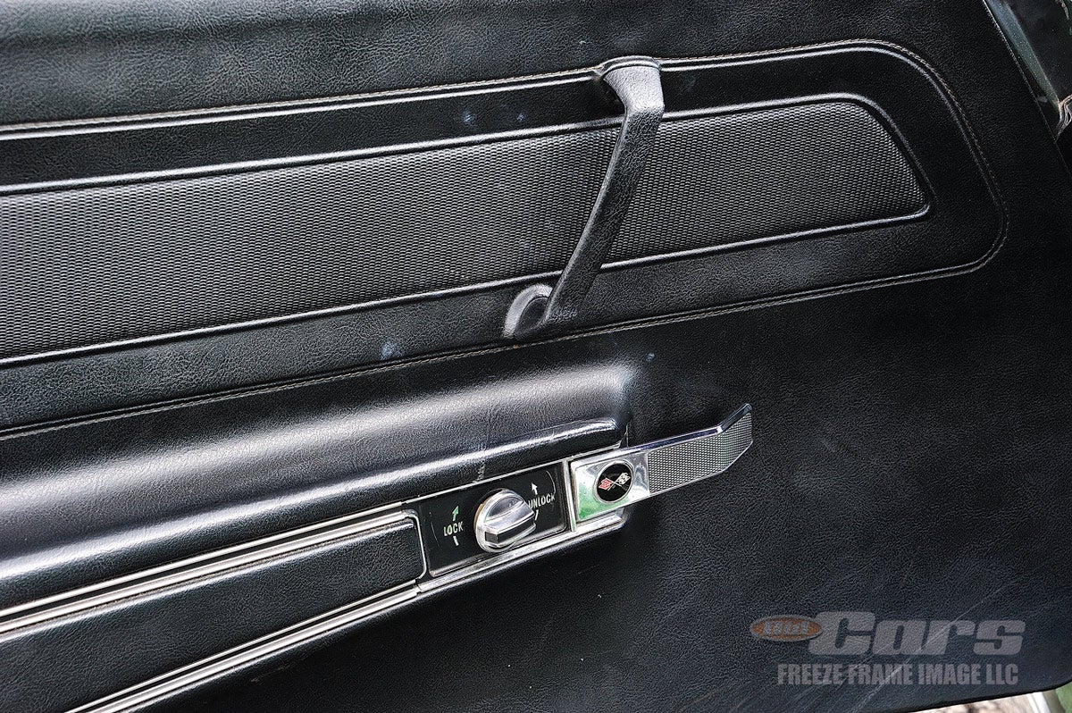 Especially compared to early Corvettes, the 1971 Stingray’s door panels are rather luxurious. The Corvette cross flags are a nice, subtle touch to the door handle.