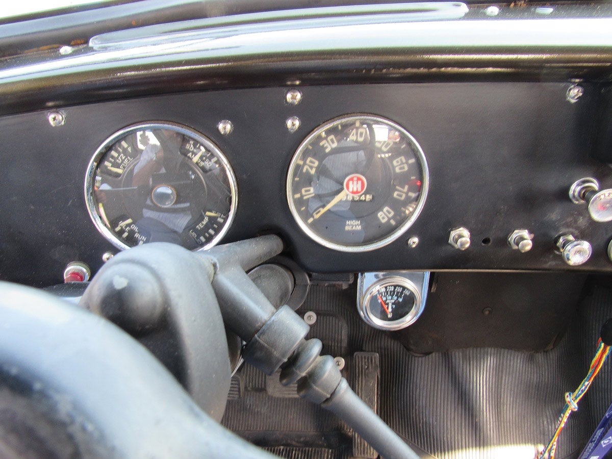 The large steering wheel makes turns somewhat easier. The horn button has IH’s three diamond logo.