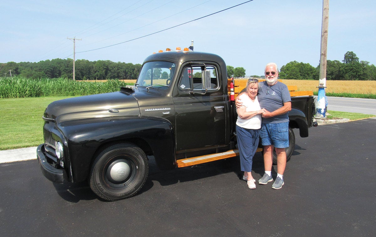 Susan & Larry Sullivan next to their 1950 International pickup. Enthusiasts 
call International Harvester trucks “corn binders” and “binders,” because 
two farm implement firms merged to produce IH trucks and agricultural products. 