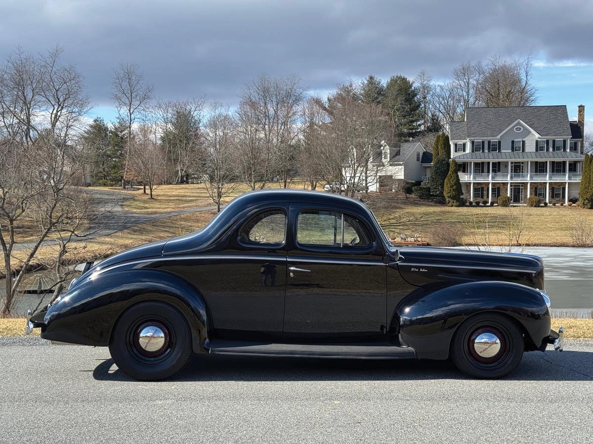 Down in front: A 4-inch dropped axle, Posies’ spring and 5.60:15 Coker bias-look radials anchor the ’40’s pointed prow — one of Bob Gregorie’s best designs, in my opinion.