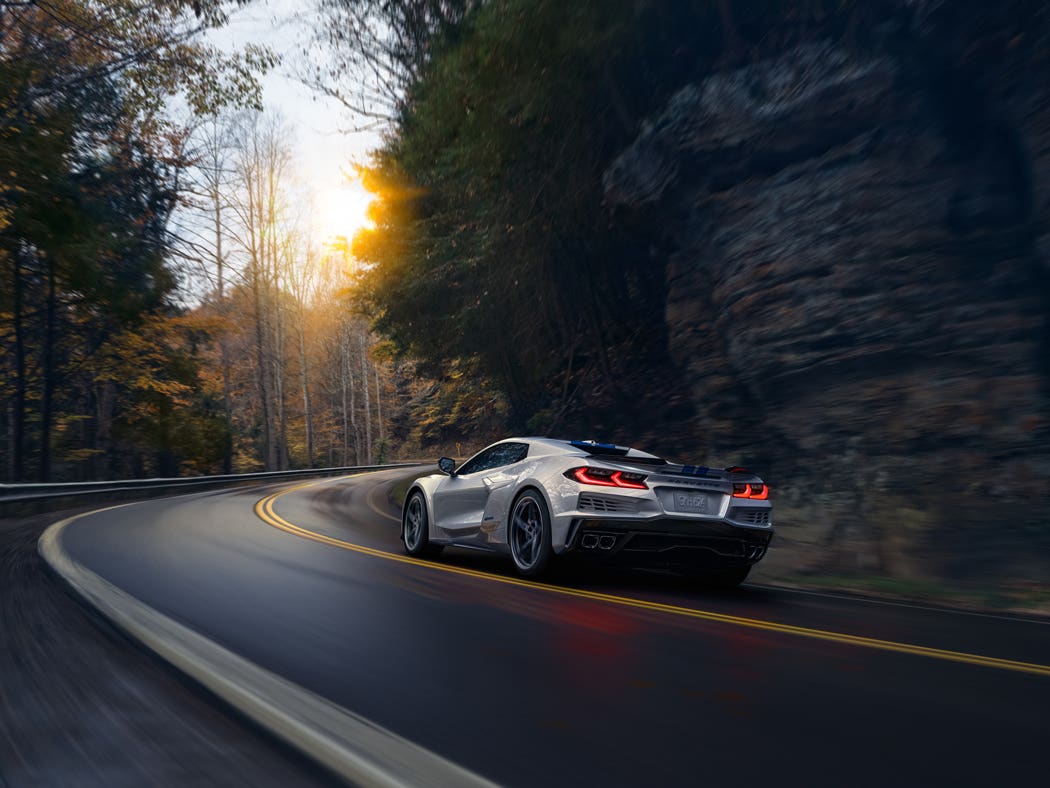 2024-chevrolet-corvette-e-ray-3lz-007.jpg