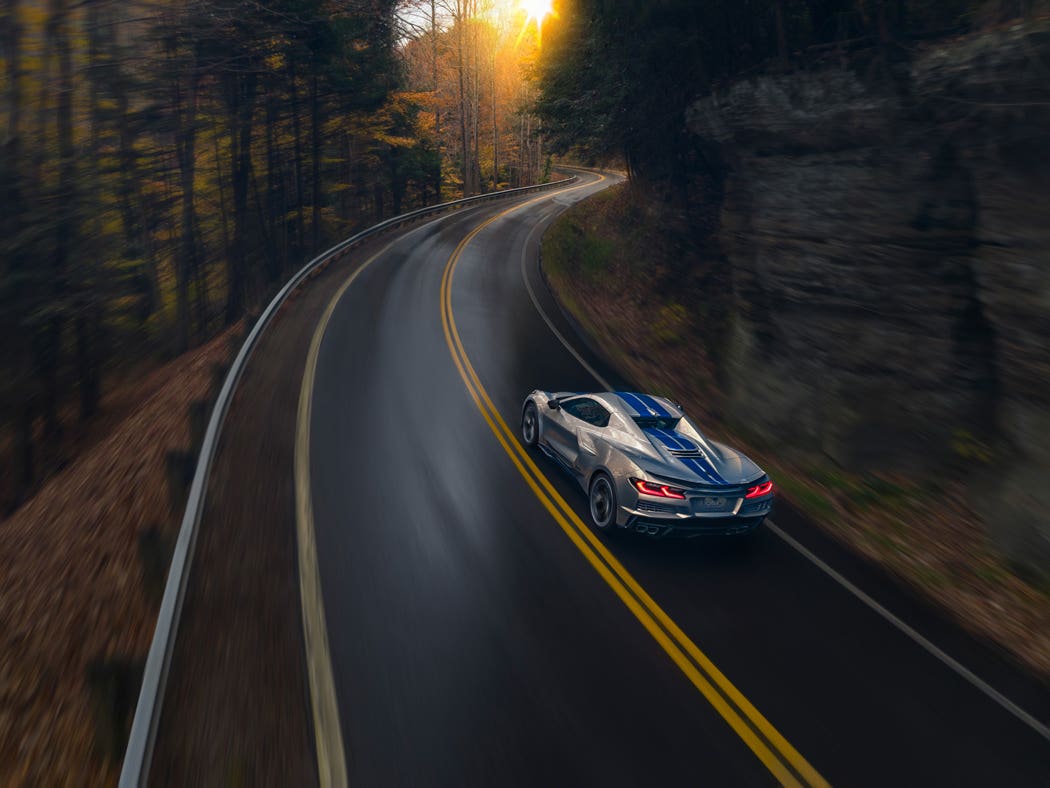 2024-chevrolet-corvette-e-ray-3lz-011.jpg