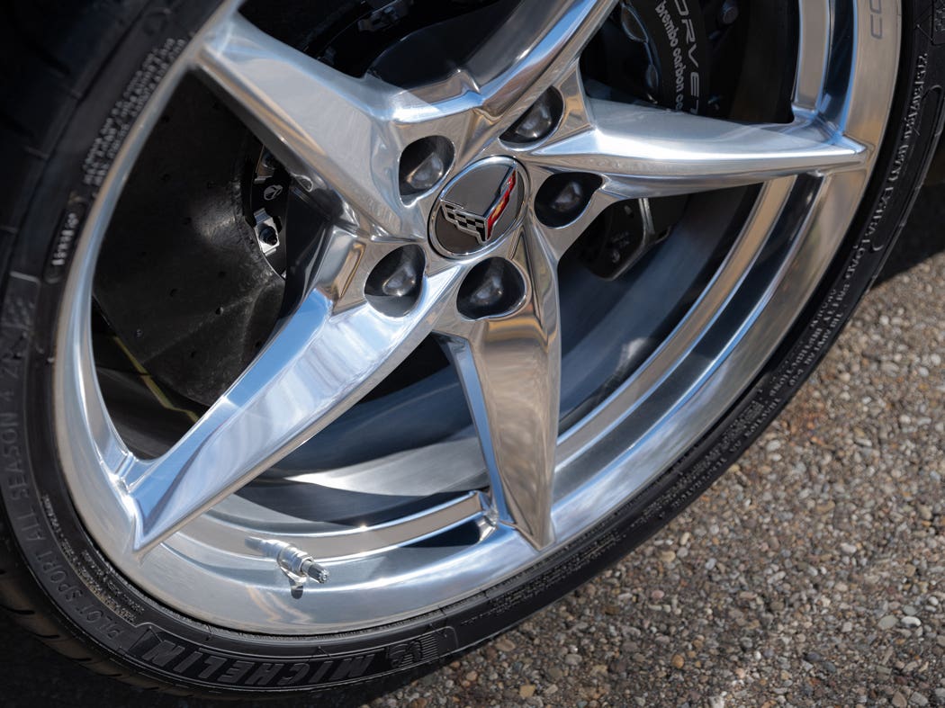 2024-chevrolet-corvette-e-ray-3lz-022.jpg
