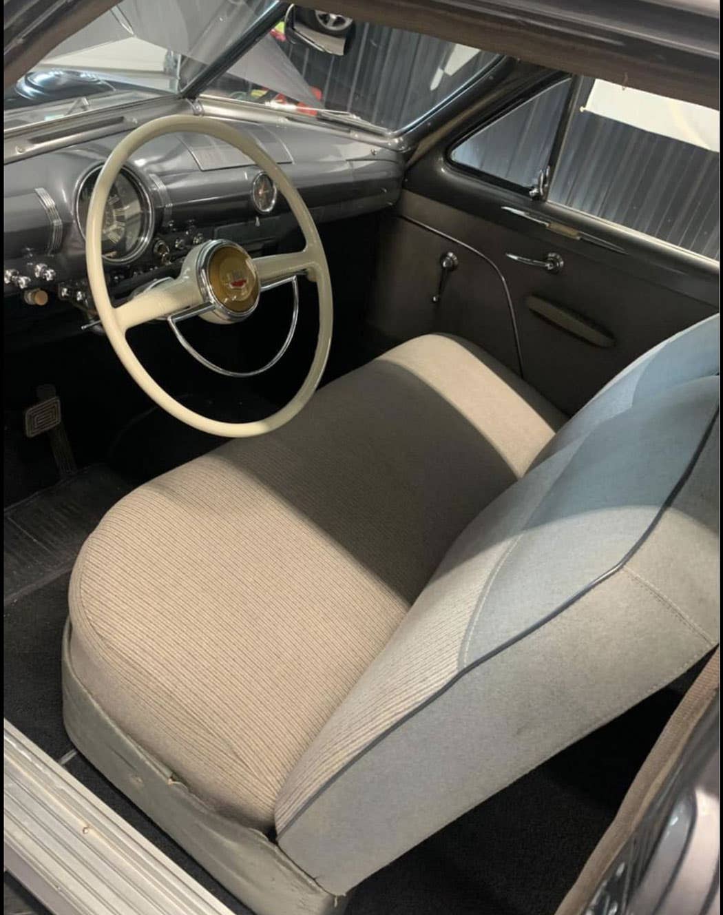 1949-ford-tudor-custom-4.jpg